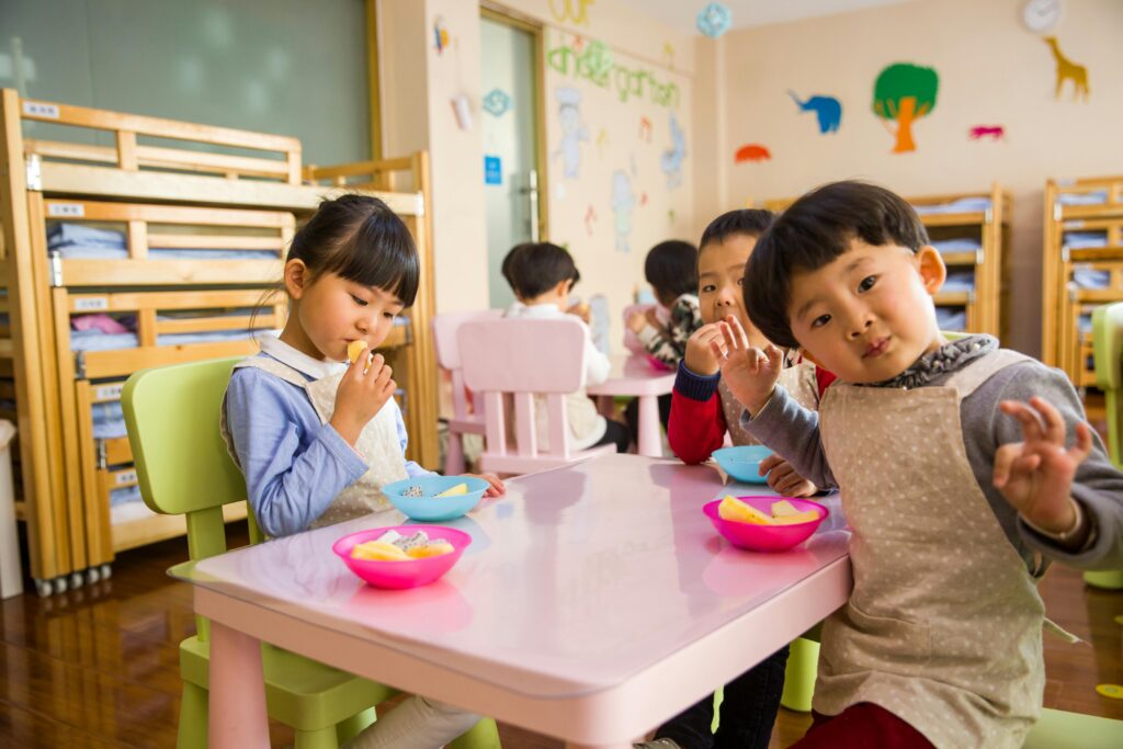 在兒童座椅上吃飯的孩子們